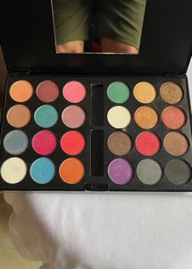 Miss Claire Eyeshadow Palette