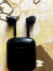 Boat Airdopes old. Only Cash deal acceptable