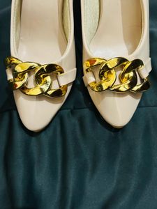 Beige heels with gold chain