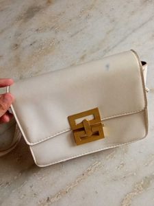 Classy White Bag🌼