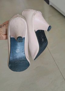 Pinkish cream pumps