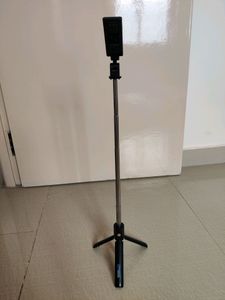Bluetooth Extendable Selfie Stick with Wireless Re