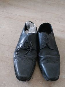I Am Selling All Shoes At 3000