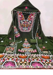 Beautiful Pakistani Suit With Freebie
