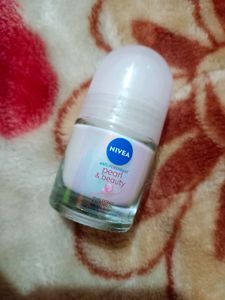NIVEA PEARL & BEAUTY ROLL ON