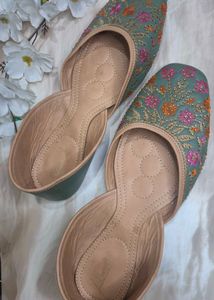 🌸 Handcrafted Embroidered Juttis – Size 41 🌸