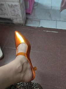 JM Looks Gold Heels - Size 6