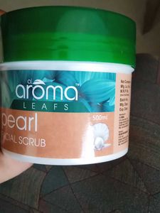 Aroma Leafs Pearl Facial Scrub