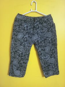 Black With White Printed Capri Pants| Knee Length