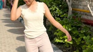 Sweet Lacey Swan Top