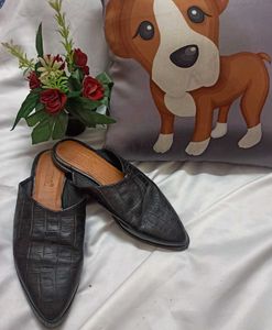 Black Pointed-Toe Mules