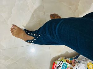 Stylish Denim Pearl Embellished Jeans