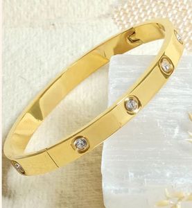 Gold - Plated Love AD Bracelet🎀