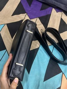 Black Slingbag - Women