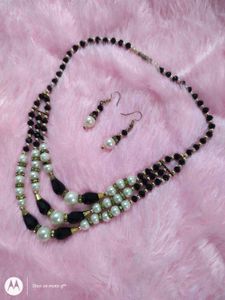 BLACK &amp; WHITE TRIPLE STRAND IMITATION NECKLACE