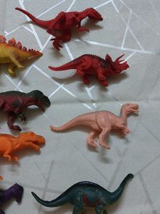 12 Dinosaurs Set
