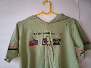 Cute hooded crop top with vintage graphic ✨