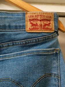 711 Skinny Levi&#39;s (Waist 32-34)