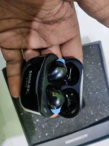 Lot of Wireless Earbuds