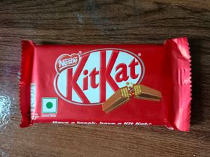 Bottle With 1 Kitkat