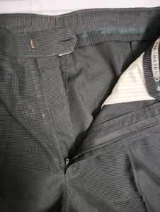 Men 32 Waist Pant - Like New