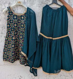 🌸Elegant Embroidered sharara Suit Set 🌸