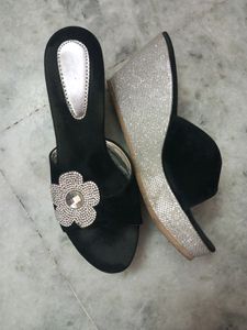 Beautiful Black And Grey Flower Design Wadges