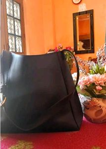 &#34;Urban Luxe Tote – Black Edition&#34; (H&amp;M)