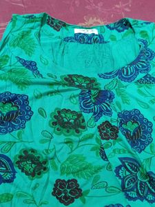 Woman&#39;s Cutsleeves Top