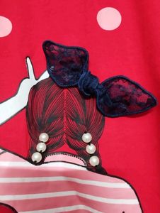 T-Shirt with false pearl beads and bow
