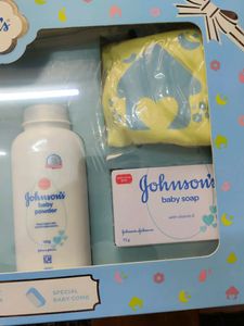 Johnson&#39;s Baby Care Collection Gift Pack 7 Items With Yellow Organic T-shirt