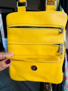 Smart Girly Slingwith 3 Zip N One Pocket