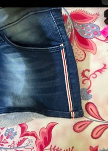 Side stripe detail shorts