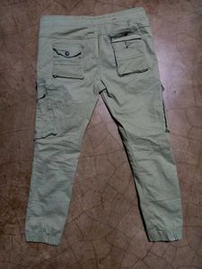 olive/sap green cargo pants 🫒