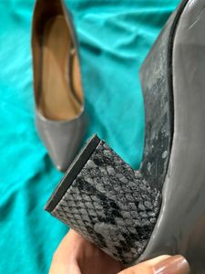 Uniquest Pointed Toe Pump
