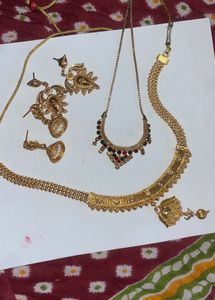 BEAUTIFUL GOLD-TONED STATEMENT JEWELRY - Intricate