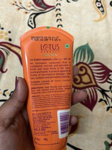 lotus herbal uv screen matte gel