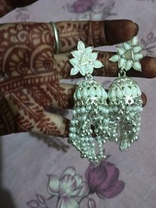 I An Selling A White Pearl Jhumka