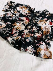 Black Floral Ruffle Crop Top🖤