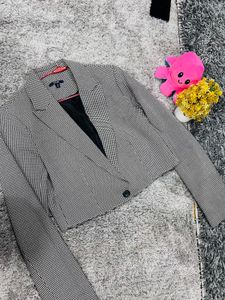 Comfortable And Soft Houndstooth Cropped Blazer