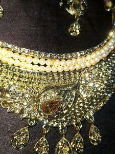 Full New Necklace Set With Earring And Magtika
