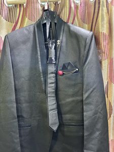 Men’s Black Blazer With Tie