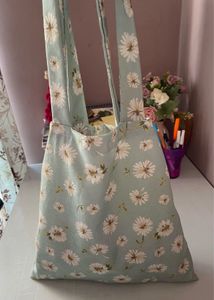 daisy print tote bag with lace detailing🌼