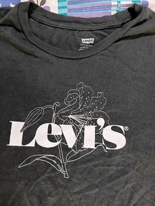 Levi&#39;s T- Shirt🖤✨️😍
