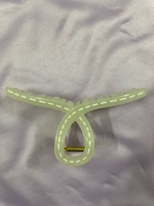 Elegant pinteresty White Hair Claw Clip 🤍