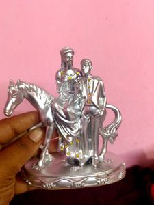 Showpiece Couple Statue
