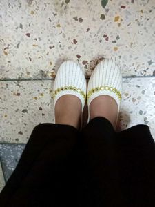 White & Gold Embellished Flat Juttis✨✨