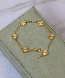 Elegant Gold Clover Bracelet