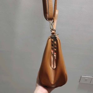Brown Sling Bag 🤎