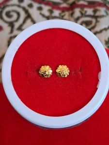 Beautiful New Flower Desine Studs 2 Pairs